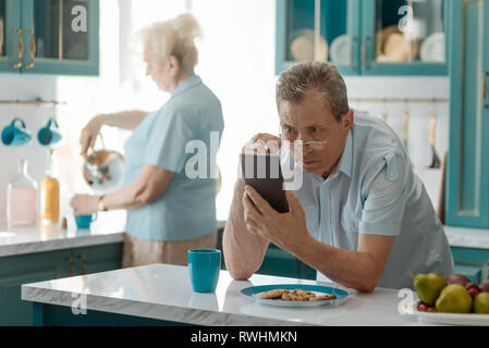 Uomo che legge le ultime notizie Foto Stock