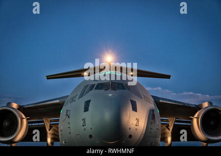 L'estremità anteriore di un boeing C-17 Globemaster III al crepuscolo Foto Stock