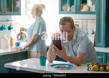 Il nonno guardare divertenti video Foto Stock