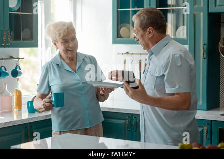 Nonni parlare in cucina Foto Stock