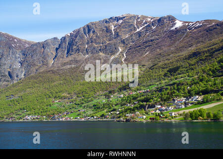 Il villaggio di Aurlandsvangen presso la costa del fiordo di Sogne (Aurlands fjord) in Norvegia. Foto Stock