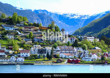 Il villaggio di Aurlandsvangen presso la costa del fiordo di Sogne (Aurlands fjord) in Norvegia. Foto Stock