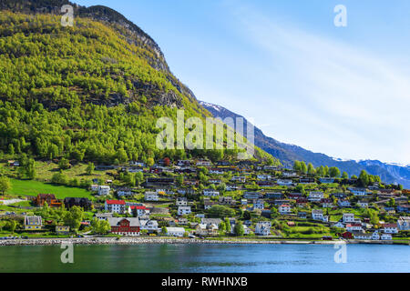 Il villaggio di Aurlandsvangen presso la costa del fiordo di Sogne (Aurlands fjord) in Norvegia. Foto Stock