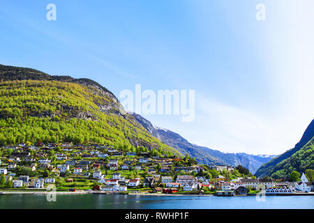 Il villaggio di Aurlandsvangen presso la costa del fiordo di Sogne (Aurlands fjord) in Norvegia. Foto Stock