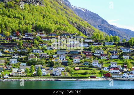 Il villaggio di Aurlandsvangen presso la costa del fiordo di Sogne (Aurlands fjord) in Norvegia. Foto Stock