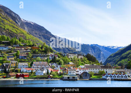 Il villaggio di Aurlandsvangen presso la costa del fiordo di Sogne (Aurlands fjord) in Norvegia. Foto Stock