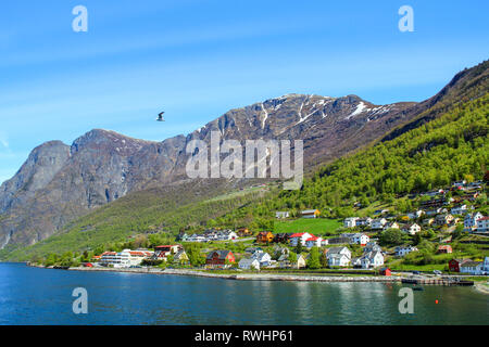 Il villaggio di Aurlandsvangen presso la costa del fiordo di Sogne (Aurlands fjord) in Norvegia. Foto Stock