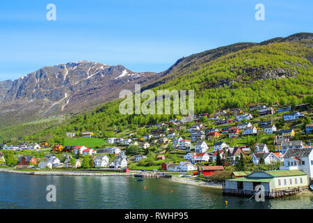 Il villaggio di Aurlandsvangen presso la costa del fiordo di Sogne (Aurlands fjord) in Norvegia. Foto Stock