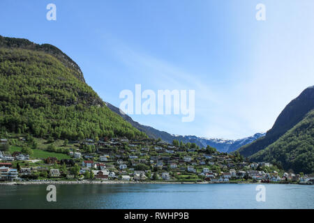 Il villaggio di Aurlandsvangen presso la costa del fiordo di Sogne (Aurlands fjord) in Norvegia. Foto Stock