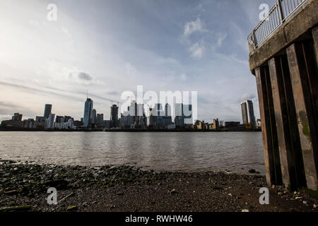 Penisola di Greenwich affacciato sul Canary Wharf distretto finanziario attraverso il fiume Thames, London, England, Regno Unito Foto Stock