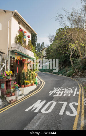 Strada stretta in Shek o villaggio, sull'Isola di Hong Kong, Hong Kong. Cina, Asia. Foto Stock