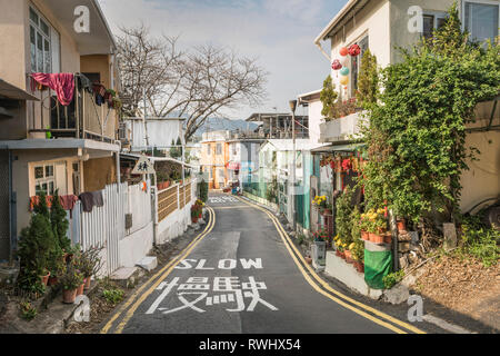 Strada stretta in Shek o villaggio, sull'Isola di Hong Kong, Hong Kong. Cina, Asia. Foto Stock