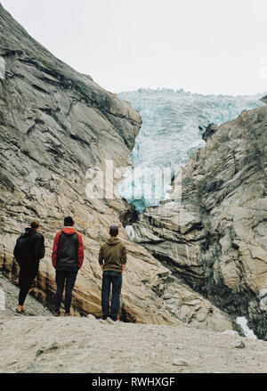 Ritirata del ghiacciaio - il ghiacciaio di Briksdal in ritirata / Briksdalsbreen an Braccio del ghiacciaio Jostedalsbreen in Stryn Norvegia - Turismo in Norvegia turisti Foto Stock