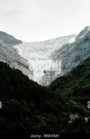 Ritiro del ghiacciaio - La ritirata del Ghiacciaio Briksdal / Briksdalsbreen un braccio del più grande ghiacciaio Jostedalsbreen in Stryn Norvegia. Foto Stock