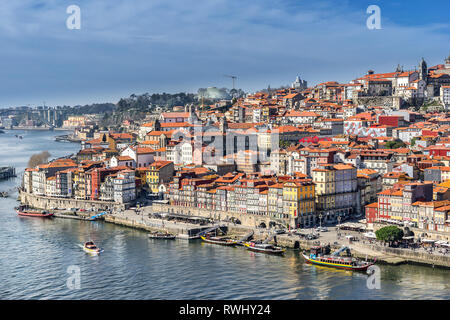 Guardando attraverso il fiume Douro a Riberia Porto Portogallo Foto Stock