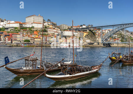 Guardando attraverso il fiume Douro da Gaia a Riberia in porto Foto Stock