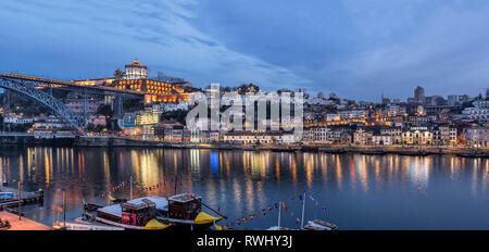 Guardando attraverso il fiume Douro a Gaia da Riberia Porto Portogallo Foto Stock