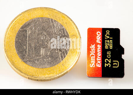 Le schede di memoria per fotocamere digitali, scheda Micro SD, confronto dimensioni moneta, Foto Stock