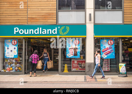 Poundland store, Bristol, Regno Unito Foto Stock