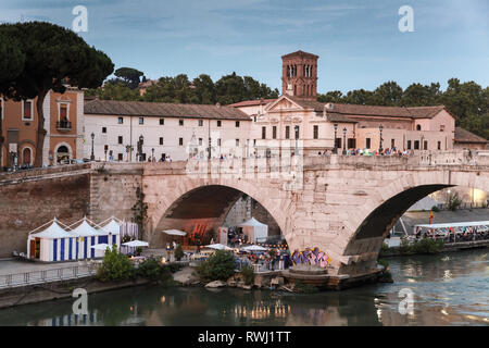 Roma, Italia - 8 Agosto 2015: Street view con la gente comune a piedi vicino a Pons Cestio, Romano il ponte di pietra di Roma Foto Stock