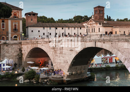 Roma, Italia - 8 Agosto 2015: Street view con la gente comune a piedi su Pons Cestio, Romano il ponte di pietra di Roma Foto Stock