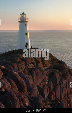 Guardare l'alba. Cape Spear Lighthouse National Historic Site, il punto più orientale del Canada e del Nord America. (52°37'W) San Giovanni, Terranova e Labrador Foto Stock