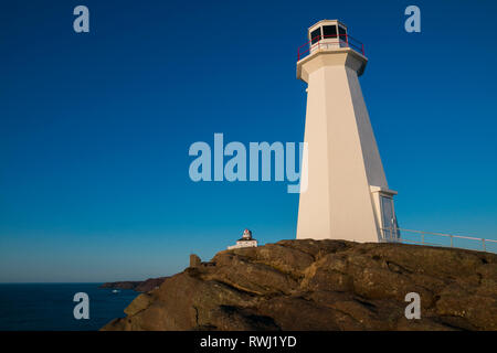 Guardare l'alba. Cape Spear Lighthouse National Historic Site, il punto più orientale del Canada e del Nord America. (52°37'W) San Giovanni, Terranova e Labrador Foto Stock