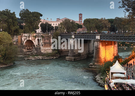 Roma, Italia - 8 Agosto 2015: Street view con la gente comune a piedi sul Ponte Palatino, Romano il ponte di pietra di Roma Foto Stock