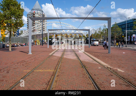 Vista prospettica della stazione del tram Blaak, centro di Rotterdam, Paesi Bassi, Foto Stock