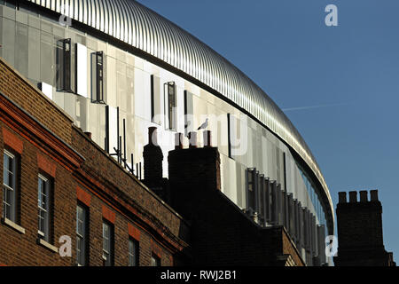 Vista generale del nuovo stadio tetto moderno tra i vecchi edifici - Tottenham Hotspur nuovo stadio di sviluppo, White Hart Lane, London - 27 FE Foto Stock