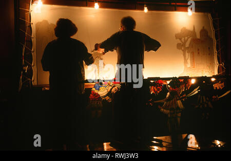 Dietro le quinte durante una performance del tradizionale greco shadow Puppet Theatre noto come Karaghiozi dopo la sua intrigante, fumetti, personaggio centrale. Foto Stock