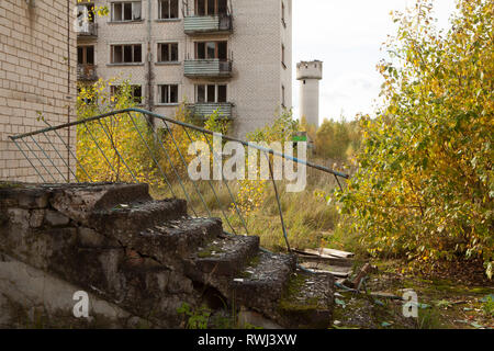 Abbandonato il blocco di appartamenti scalinata e torre a Skrunda-1, ex Unione sovietica insediamento di difesa, Skrunda, Lettonia Foto Stock