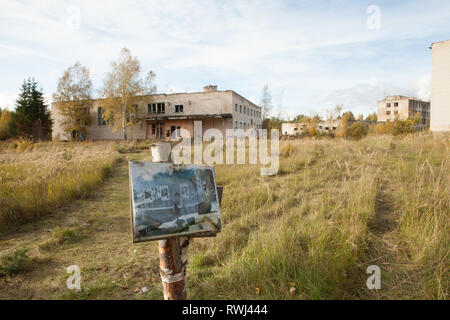 Abbandonato edificio industriale e blocco di appartamenti a Skrunda-1, ex Unione sovietica insediamento di difesa, Skrunda, Lettonia Foto Stock