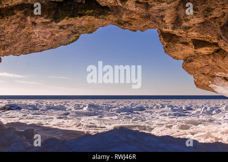 Tramonto attraverso gli archi di pietra calcarea formazione di roccia, gli archi Parco Provinciale, Grande Penisola Settentrionale, Terranova e Labrador Foto Stock