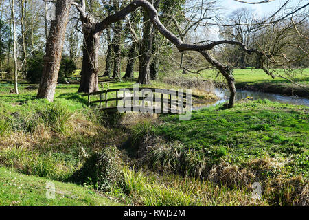 Passerella in corrispondenza del fondo di Jeffrey Archer's Garden, la vecchia canonica, Grantchester. Foto Stock