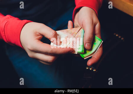 Gli uomini con le mani in mano contare il denaro russo close up Foto Stock