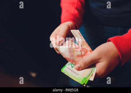 Gli uomini con le mani in mano contare il denaro russo close up Foto Stock