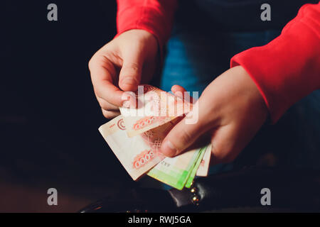 Gli uomini con le mani in mano contare il denaro russo close up Foto Stock