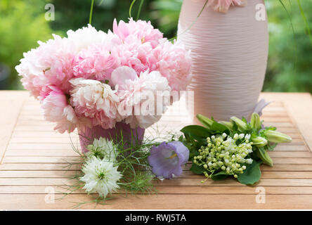 La botanica, deco con fiori di peonia, attenzione! Per Greetingcard-Use / Postcard-Use nei Paesi di lingua tedesca talune restrizioni possono applicare Foto Stock
