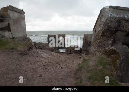 Il vecchio forte di cadere nel mar baltico nell'ex Unione Sovietica base militare Liepaja, Karosta, Lettonia Foto Stock