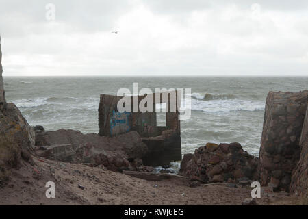 Il vecchio forte di cadere nel mar baltico nell'ex Unione Sovietica base militare Liepaja, Karosta, Lettonia Foto Stock