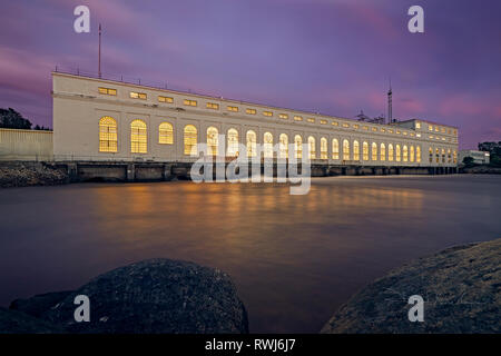 Sera riflessi del tramonto, le luci si accendono a Deer Lake Power House Building, Deer Lake, Terranova e Labrador Foto Stock