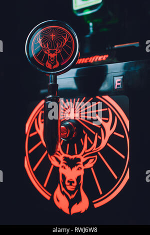 Ufa, Russia, HARAT'S PUB, 12 dicembre, 2018: Jagermeister alcol bevande nel bar. Il barista versa un bicchiere Foto Stock