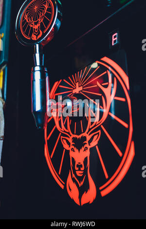 Ufa, Russia, HARAT'S PUB, 12 dicembre, 2018: Jagermeister alcol bevande nel bar. Il barista versa un bicchiere Foto Stock