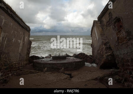 Abbandonata la Costa fortificazioni cadere nel mar Baltico dalla ex Unione Sovietica base militare, Liepaja, Karosta, Lettonia Foto Stock