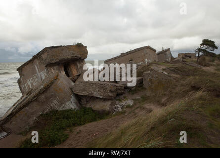 Abbandonata la Costa fortificazioni cadere nel mar Baltico dalla ex Unione Sovietica base militare, Liepaja, Karosta, Lettonia Foto Stock