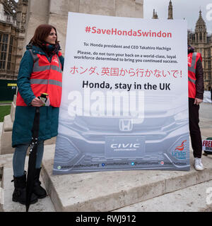 Londra, Regno Unito. 6 Mar, 2019. I lavoratori dalla Honda di Swindon stadio vegetale una dimostrazione al di fuori della sede del Parlamento chiediamo di salvare la loro fabbrica dalla chiusura. Honda ha recentemente annunciato che la pianta cesserà la produzione nel 2022 nel mezzo di incertezza sul futuro post-Brexit. Credito: Stephen Chung/Alamy Live News Foto Stock