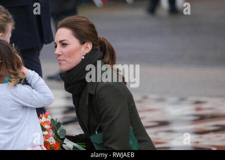 Blackpool, Regno Unito. Il 6 marzo 2019. Il Duca e la Duchessa di Cambridge incontrare i membri del pubblico in un giorno di pioggia in Blackpool. I Royals hanno chattato con il pubblico quando hanno visto la commedia "tappeto". L'aborigeno a seguito di una visita alla città più famoso punto di riferimento, Blackpool Tower dove hanno appreso il resort della recente storia, sfide e gli investimenti e gli sforzi di rigenerazione che sono in corso. Credito: Paolo Melling/Alamy Live News Foto Stock