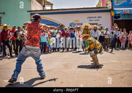 05 marzo 2019, Messico, San Juan de la Vega: i partecipanti del 'Festival di esplosivo Martelli' stadio un rituale nel quadro del festival. In un solido, gli esplosivi sono attaccati ad un martello pesante e il carico è poi colpito su una piastra di metallo per farla esplodere. Lo spettacolo della polvere fino a moto vorticoso è parte delle celebrazioni per la città santo patrono San Juanito, in tedesco san Giovanni. Foto: Edgar Santiago Garcia/dpa Foto Stock