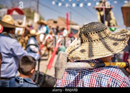 05 marzo 2019, Messico, San Juan de la Vega: Un partecipante di 'Festival di esplosivo Martelli' aspetta con il suo martello sulla sua spalla. In un solido, gli esplosivi sono attaccati ad un martello pesante e il carico è poi colpito su una piastra di metallo per farla esplodere. Lo spettacolo della polvere fino a moto vorticoso è parte delle celebrazioni per la città santo patrono San Juanito, in tedesco san Giovanni. Foto: Edgar Santiago Garcia/dpa Foto Stock